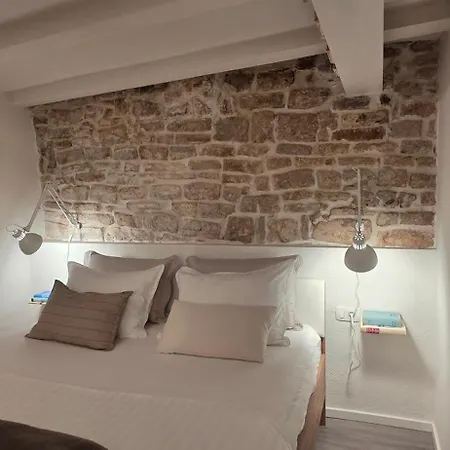 Apartament White *